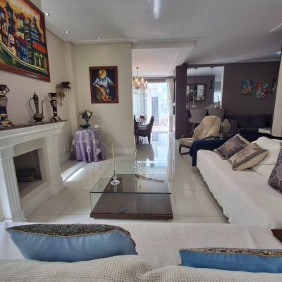 Casa Residencial com 235m², 3 quartos, 1 suíte, 2 garagens, no bairro Pedra Branca em Palhoça