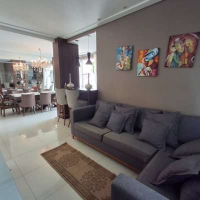 Casa Residencial com 235m², 3 quartos, 1 suíte, 2 garagens, no bairro Pedra Branca em Palhoça