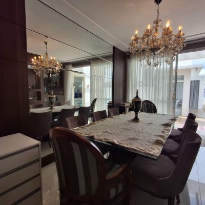 Casa Residencial com 235m², 3 quartos, 1 suíte, 2 garagens, no bairro Pedra Branca em Palhoça