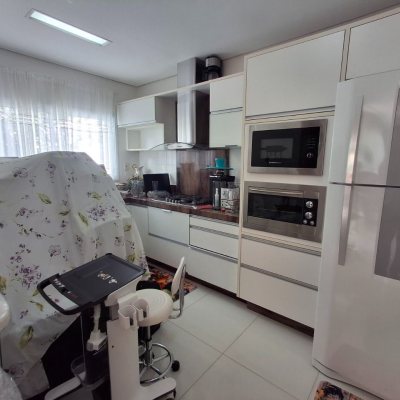 Casa Residencial com 235m², 3 quartos, 1 suíte, 2 garagens, no bairro Pedra Branca em Palhoça