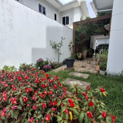 Casa Residencial com 235m², 3 quartos, 1 suíte, 2 garagens, no bairro Pedra Branca em Palhoça