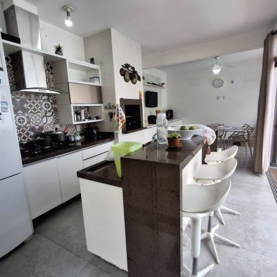 Casa Residencial com 235m², 3 quartos, 1 suíte, 2 garagens, no bairro Pedra Branca em Palhoça