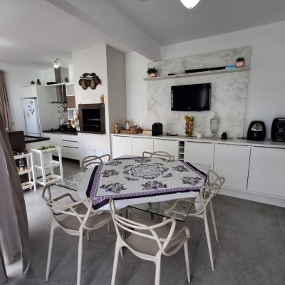 Casa Residencial com 235m², 3 quartos, 1 suíte, 2 garagens, no bairro Pedra Branca em Palhoça