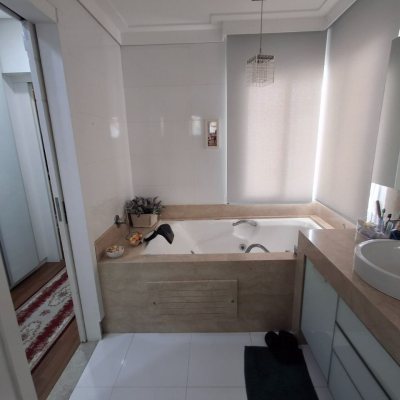 Casa Residencial com 235m², 3 quartos, 1 suíte, 2 garagens, no bairro Pedra Branca em Palhoça