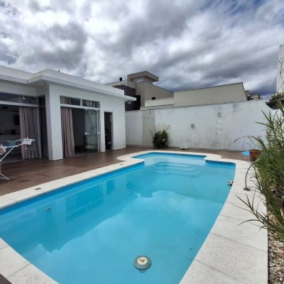 Casa Residencial com 235m², 3 quartos, 1 suíte, 2 garagens, no bairro Pedra Branca em Palhoça