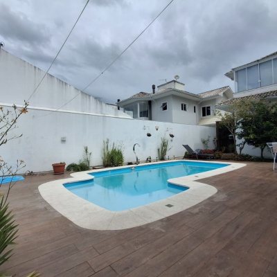 Casa Residencial com 235m², 3 quartos, 1 suíte, 2 garagens, no bairro Pedra Branca em Palhoça