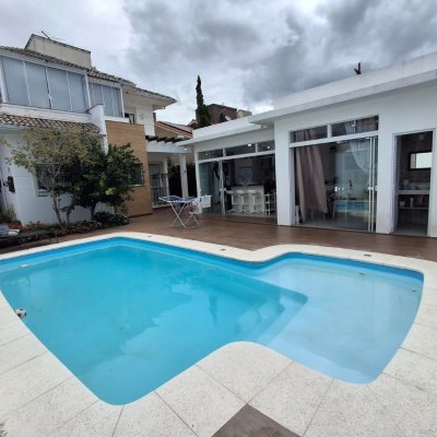 Casa Residencial com 235m², 3 quartos, 1 suíte, 2 garagens, no bairro Pedra Branca em Palhoça