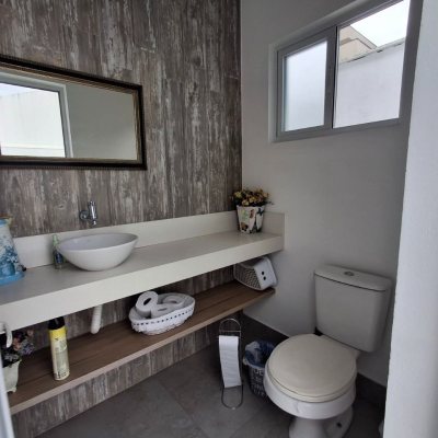 Casa Residencial com 235m², 3 quartos, 1 suíte, 2 garagens, no bairro Pedra Branca em Palhoça