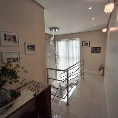 Casa Residencial com 235m², 3 quartos, 1 suíte, 2 garagens, no bairro Pedra Branca em Palhoça