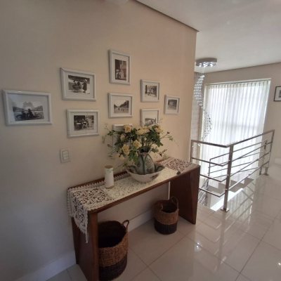 Casa Residencial com 235m², 3 quartos, 1 suíte, 2 garagens, no bairro Pedra Branca em Palhoça