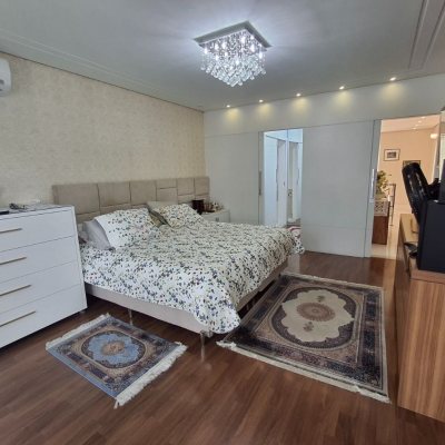 Casa Residencial com 235m², 3 quartos, 1 suíte, 2 garagens, no bairro Pedra Branca em Palhoça