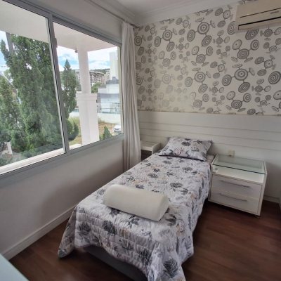 Casa Residencial com 235m², 3 quartos, 1 suíte, 2 garagens, no bairro Pedra Branca em Palhoça