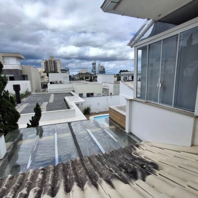 Casa Residencial com 235m², 3 quartos, 1 suíte, 2 garagens, no bairro Pedra Branca em Palhoça