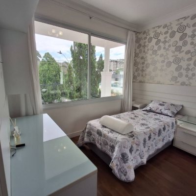 Casa Residencial com 235m², 3 quartos, 1 suíte, 2 garagens, no bairro Pedra Branca em Palhoça