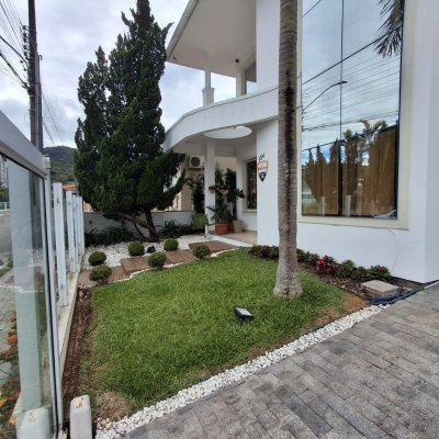 Casa Residencial com 235m², 3 quartos, 1 suíte, 2 garagens, no bairro Pedra Branca em Palhoça