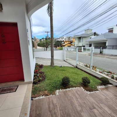 Casa Residencial com 235m², 3 quartos, 1 suíte, 2 garagens, no bairro Pedra Branca em Palhoça