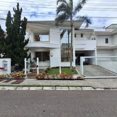 Casa Residencial com 235m², 3 quartos, 1 suíte, 2 garagens, no bairro Pedra Branca em Palhoça