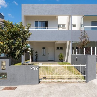 Casa Residencial com 151m², 3 quartos, 1 suíte, 4 garagens, no bairro Ingleses do Rio Vermelho em Florianópolis