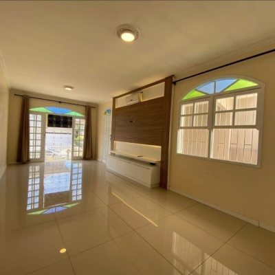 Casa Residencial com 189m², 3 quartos, 1 suíte, 4 garagens, no bairro Nossa Senhora Do Rosário em São José