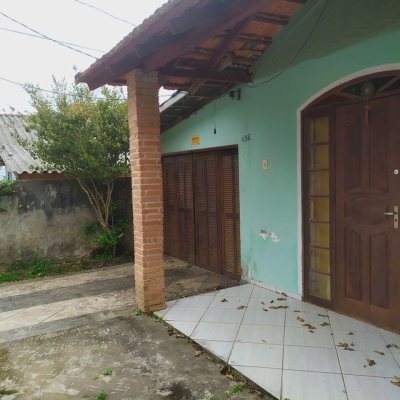 Casa Residencial com 130m², 4 quartos, 1 suíte, 2 garagens, no bairro Sambaqui em Florianópolis