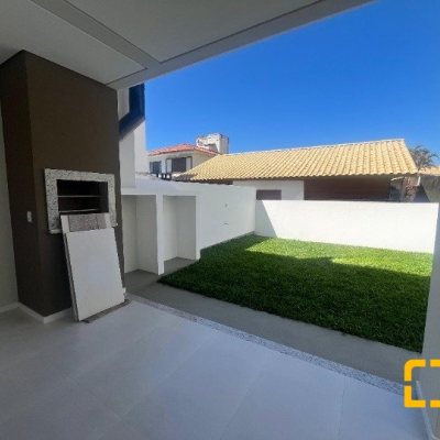 Casa Residencial com 150m², 3 quartos, 1 suíte, 2 garagens, no bairro Carianos em Florianópolis