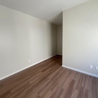 Casa Residencial com 150m², 3 quartos, 1 suíte, 2 garagens, no bairro Carianos em Florianópolis