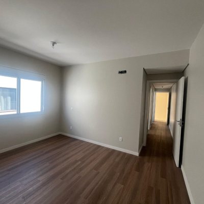 Casa Residencial com 150m², 3 quartos, 1 suíte, 2 garagens, no bairro Carianos em Florianópolis