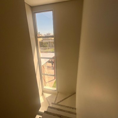 Casa Residencial com 150m², 3 quartos, 1 suíte, 2 garagens, no bairro Carianos em Florianópolis