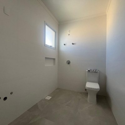 Casa Residencial com 150m², 3 quartos, 1 suíte, 2 garagens, no bairro Carianos em Florianópolis