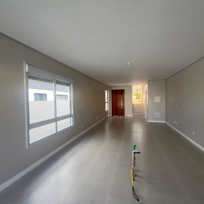 Casa Residencial com 150m², 3 quartos, 1 suíte, 2 garagens, no bairro Carianos em Florianópolis