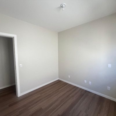 Casa Residencial com 150m², 3 quartos, 1 suíte, 2 garagens, no bairro Carianos em Florianópolis