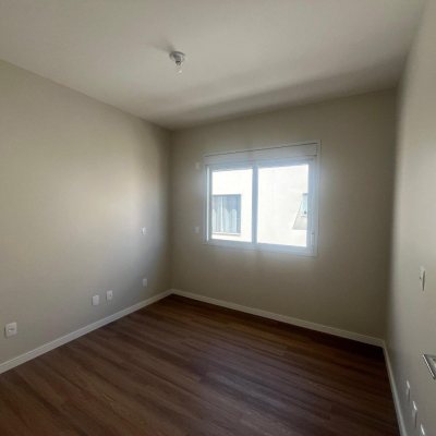 Casa Residencial com 150m², 3 quartos, 1 suíte, 2 garagens, no bairro Carianos em Florianópolis