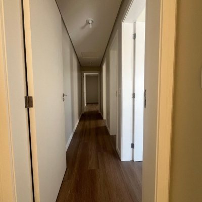 Casa Residencial com 150m², 3 quartos, 1 suíte, 2 garagens, no bairro Carianos em Florianópolis