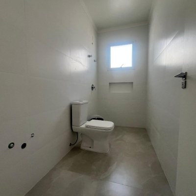 Casa Residencial com 150m², 3 quartos, 1 suíte, 2 garagens, no bairro Carianos em Florianópolis