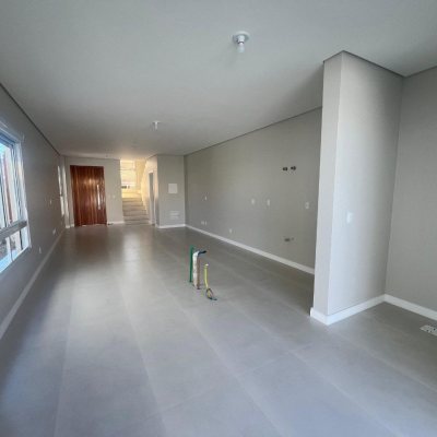 Casa Residencial com 150m², 3 quartos, 1 suíte, 2 garagens, no bairro Carianos em Florianópolis