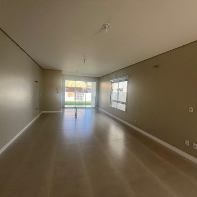 Casa Residencial com 150m², 3 quartos, 1 suíte, 2 garagens, no bairro Carianos em Florianópolis