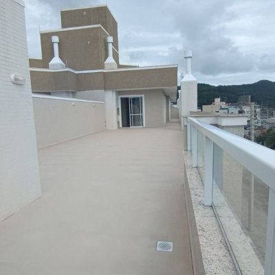 Cobertura com 196m², 3 quartos, 1 suíte, 2 garagens, no bairro Ingleses do Rio Vermelho em Florianópolis
