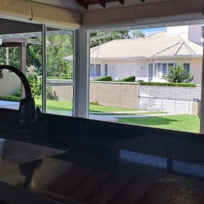 Casa em Condomínio com 250m², 3 quartos, 1 suíte, 4 garagens, no bairro Sambaqui em Florianópolis