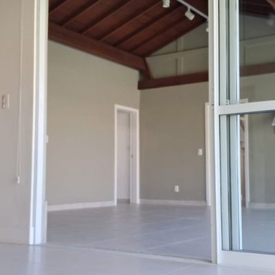 Casa em Condomínio com 250m², 3 quartos, 1 suíte, 4 garagens, no bairro Sambaqui em Florianópolis