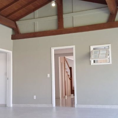 Casa em Condomínio com 250m², 3 quartos, 1 suíte, 4 garagens, no bairro Sambaqui em Florianópolis