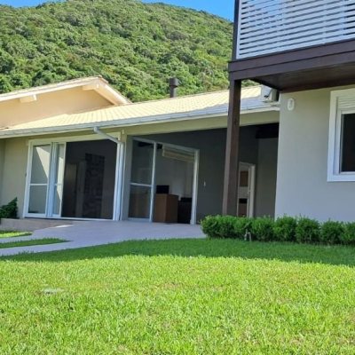 Casa em Condomínio com 250m², 3 quartos, 1 suíte, 4 garagens, no bairro Sambaqui em Florianópolis