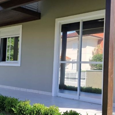 Casa em Condomínio com 250m², 3 quartos, 1 suíte, 4 garagens, no bairro Sambaqui em Florianópolis