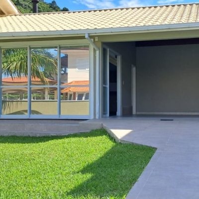 Casa em Condomínio com 250m², 3 quartos, 1 suíte, 4 garagens, no bairro Sambaqui em Florianópolis