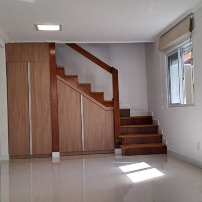 Casa em Condomínio com 250m², 3 quartos, 1 suíte, 4 garagens, no bairro Sambaqui em Florianópolis