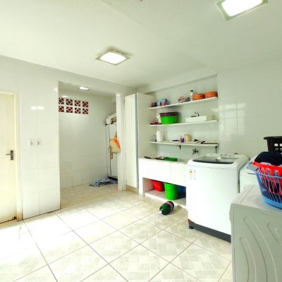 Casa Residencial com 389m², 6 quartos, 2 suítes, 4 garagens, no bairro Nossa Senhora Do Rosário em São José