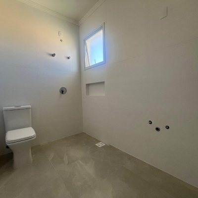 Casa Residencial com 150m², 3 quartos, 1 suíte, 2 garagens, no bairro Carianos em Florianópolis