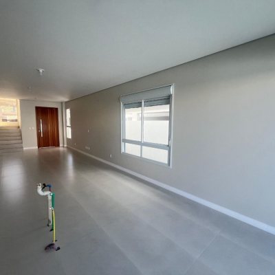Casa Residencial com 150m², 3 quartos, 1 suíte, 2 garagens, no bairro Carianos em Florianópolis