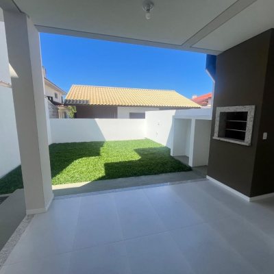 Casa Residencial com 150m², 3 quartos, 1 suíte, 2 garagens, no bairro Carianos em Florianópolis