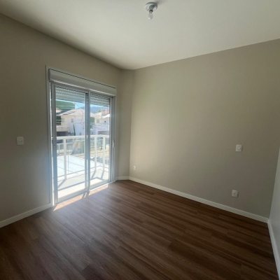 Casa Residencial com 150m², 3 quartos, 1 suíte, 2 garagens, no bairro Carianos em Florianópolis