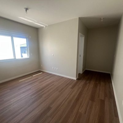 Casa Residencial com 150m², 3 quartos, 1 suíte, 2 garagens, no bairro Carianos em Florianópolis
